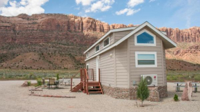 FunStays Glamping Tiny House w Large Loft Site 8